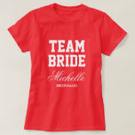 ピンクチームブライドブライダルパーティサッカージャージーシャツ Tシャツ<br><div class="desc">ピンクチームブライドブライダルパーティサッカージャージーシャツ。スポーティカスタムなパーソナライズされた文字とストライプを持つティー。乗務員結婚用のおもしろい、バチェロレッテ等花嫁と花嫁の側近；花嫁、メイド・オブ・オーナー（花嫁付き添い人）、従姉妹、妹、友人など。カラーで違う使用可能。女の子の夜の外出のための可愛い衣装、女性の週末の旅行、ヘンを行う、ブライダルシャワーゲーム、婚約など。</div>