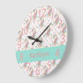 ピンクティール(緑がかった色)イエローユニコーンカラフル ラージ壁時計 (傾斜)