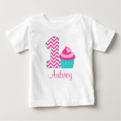 ピンクティール（緑がかった色）カップケーキ1歳パーソナライズされた誕生日 ベビーTシャツ (正面)