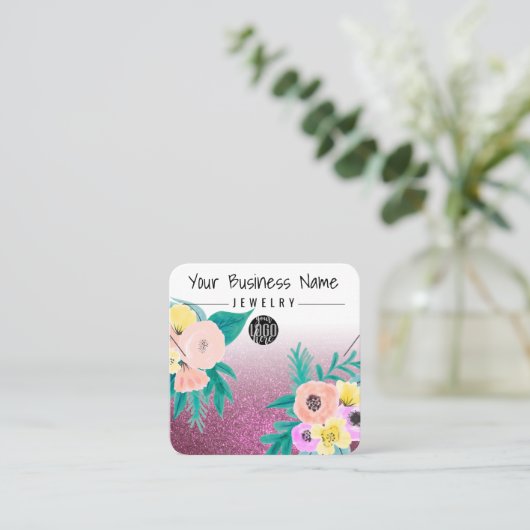 ピンクティール（緑がかった色）フローラグリッターロゴネックレスディスプレイ スクエア名刺 (スタンド正面)