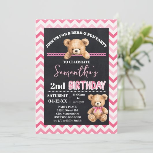 ピンクテディベアリトルベア誕生日ピンクシェブロン 招待状 (スタンド正面)