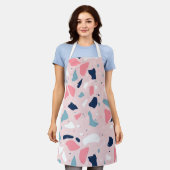 ピンクテラゾパターン エプロン (着用した状態)