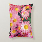 ピンクデイジーの花とのまわりに アクセントクッション (正面(垂直))