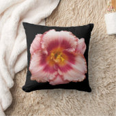 ピンクデイリー開花オンブラックフローラ アウトドアクッション (ブランケット)