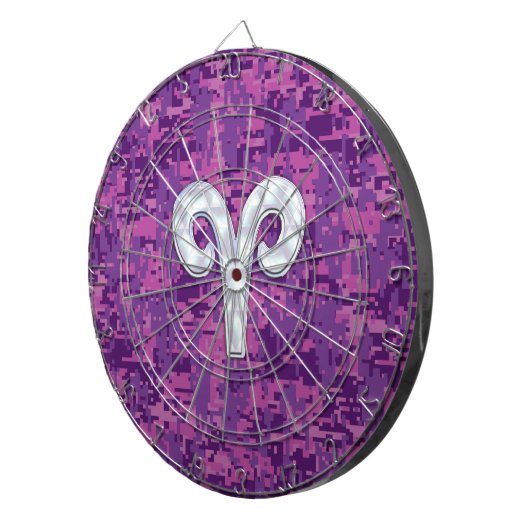 ピンクデジタル迷彩柄上のパールのような牡羊座のシンボル ダーツボード (正面右)