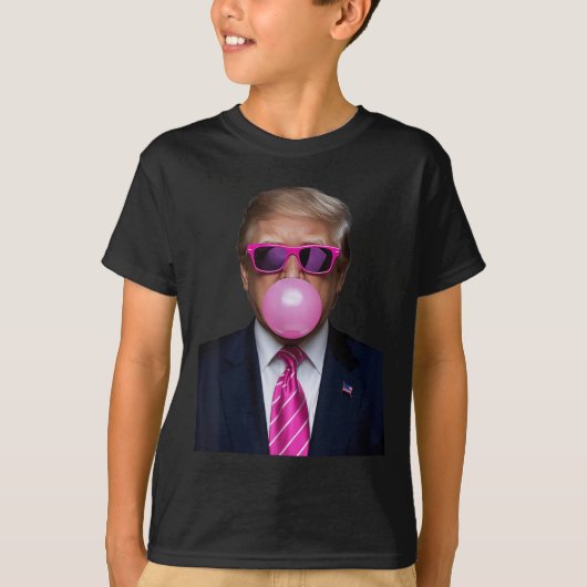 ピンクトランプのバブルガムギフト2024投票の大統領おもしろい Tシャツ (正面)