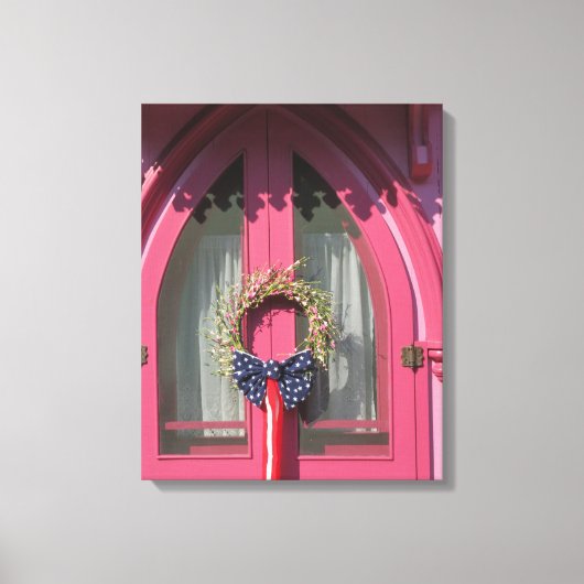 ピンクドアジンジャーブレッドコテージ- Martha's Vineヤード キャンバスプリント (正面)