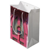 ピンクドアジンジャーブレッドコテージ- Martha's Vineヤード ミディアムペーパーバッグ (正面アングル)