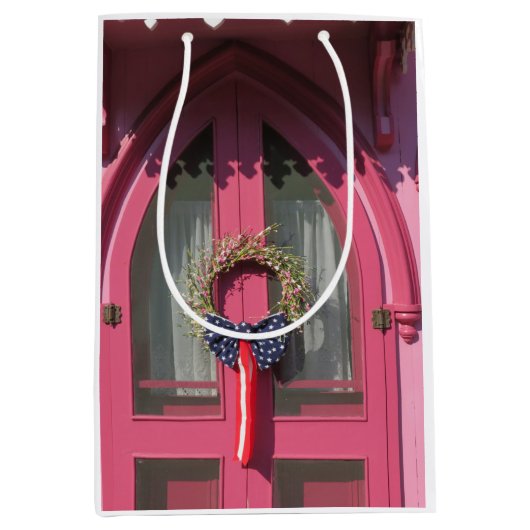 ピンクドアジンジャーブレッドコテージ- Martha's Vineヤード ミディアムペーパーバッグ (正面)