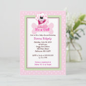 ピンクドギーボーンパピードッグ赤ちゃんガールシャワー5x7 招待状 (スタンド正面)