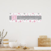 ピンクドット&足プリントガールベビーシャワーバナー ポスター (キッチン)