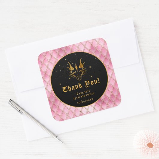 ピンクドラゴンはかりで測金ゴールド誕生日ありがとう スクエアシール (封筒)