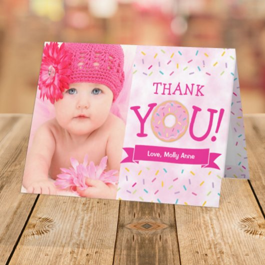 ピンクドーナツと振りかける誕生日ガールサンキュー サンキューカード