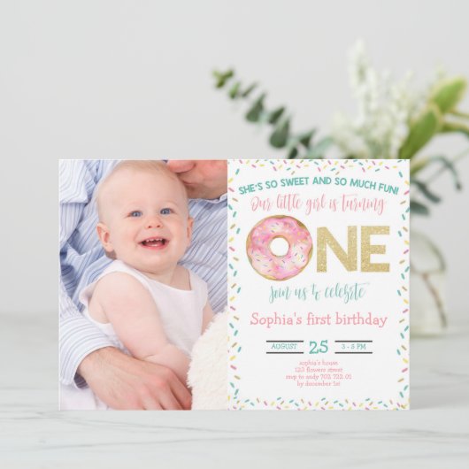 ピンクドーナツ水彩の少女、1歳の誕生日と写真付き 招待状 (スタンド正面)