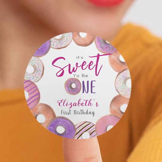 ピンクドーナツ甘い1つの最初の誕生日カスタム ラウンドシール