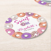 ピンクドーナツ甘い1つの最初の誕生日カスタム ラウンドペーパーコースター (アングル)