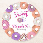 ピンクドーナツ甘い1つの最初の誕生日カスタム ラウンドペーパーコースター (正面)