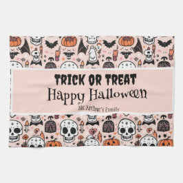 ピンクハロウィーントリックまたはトリートカスタムファミリー名 キッチンタオル