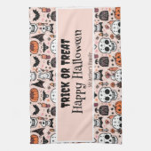 ピンクハロウィーントリックまたはトリートカスタムファミリー名 キッチンタオル (縦)