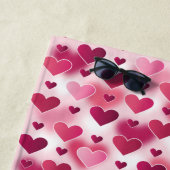 ピンクハートパターン付き名前をカスタムする ビーチタオル (インサイチュ)