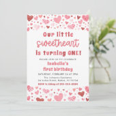 ピンクハートリトルスウィートフォトファースト誕生日 招待状 (スタンド正面)