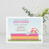 ピンクバックヤードプールパーティー誕生日 招待状 (スタンド正面)