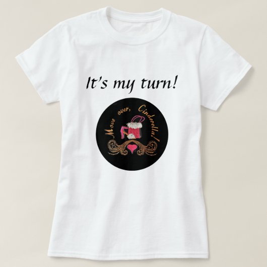 ピンクバッグ&シューズ、上に移動、シンデレラ！ Tシャツ (デザイン正面)