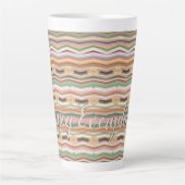 ピンクパターン（の模様が）あるパープルモダンのデザインで カフェラテマグ (正面)