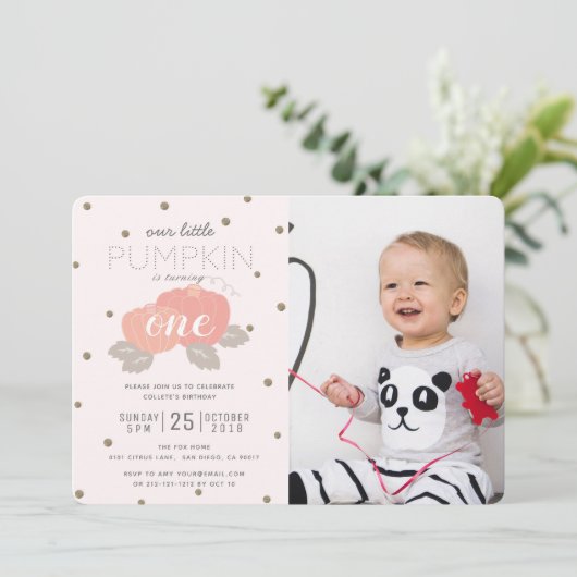 ピンクパンプキンガールフォトファースト誕生日招待状 招待状 (スタンド正面)