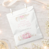 ピンクパンプキンガールフローラボウベビーシャワー フェイバーバッグ (クリップ留めされた状態)