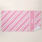 ピンクパーソナライズされたかわいらしと白のストライプ ビーチタオル (正面)