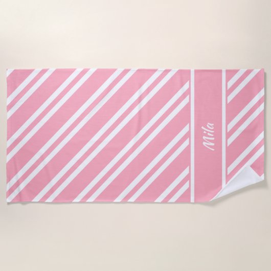 ピンクパーソナライズされたかわいらしと白のストライプ ビーチタオル (正面)