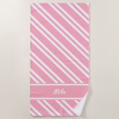 ピンクパーソナライズされたかわいらしと白のストライプ ビーチタオル (正面)
