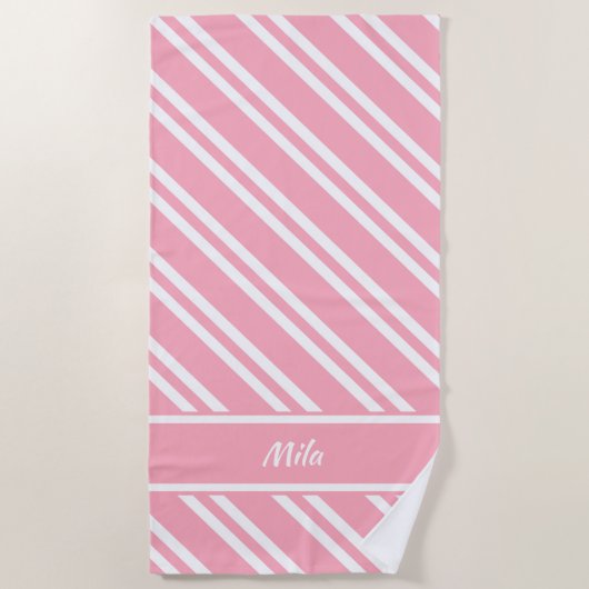 ピンクパーソナライズされたかわいらしと白のストライプ ビーチタオル (正面)