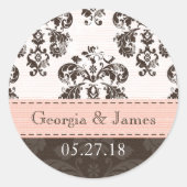 ピンクパーソナライズされたとブラウンのダマスクの結婚祝いのシール ラウンドシール (正面)