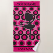 ピンクパーソナライズされたとブラックのバレエ団 ビーチタオル (正面)