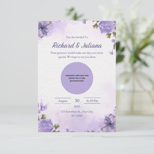 ピンクパーソナライズされたと紫のフローラフォト結婚ズ 招待状 (スタンド正面)