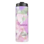 ピンクパーソナライズされたと紫の花びら タンブラー (正面)