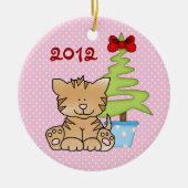 ピンクパーソナライズされたに可愛い猫とクリスマスツリー セラミックオーナメント (正面)
