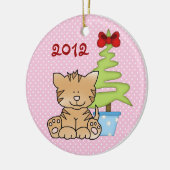 ピンクパーソナライズされたに可愛い猫とクリスマスツリー セラミックオーナメント (左)