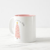 ピンクパーソナライズされたのクリスマスツリーが日をメリー持つ ツートーンマグカップ (正面左)