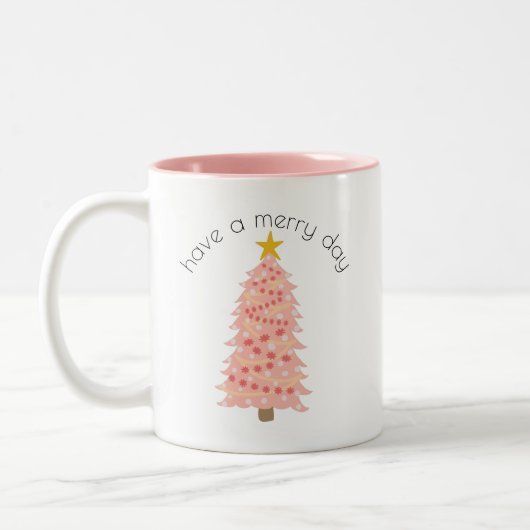 ピンクパーソナライズされたのクリスマスツリーが日をメリー持つ ツートーンマグカップ (左)