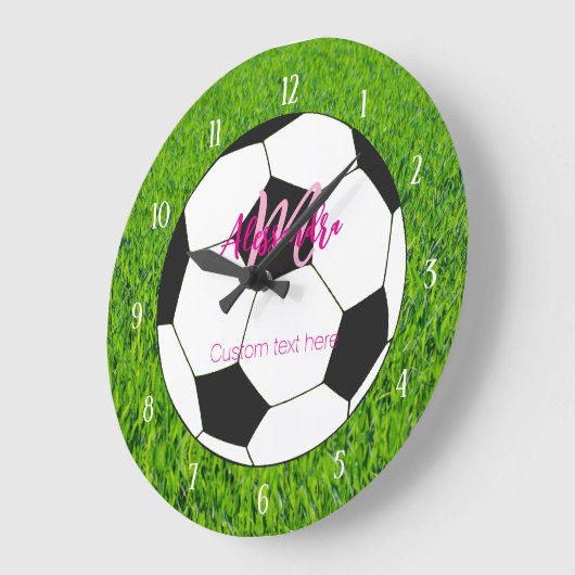 ピンクパーソナライズされたのサッカー女子 ラージ壁時計 (傾斜)
