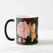 ピンクパーソナライズされたのバラとハート モーフィングマグカップ (左)