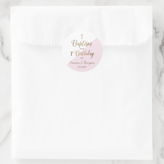 ピンクパーソナライズされたのベビーガールのバプテスマ最初の誕生日 ラウンドシール (バッグ)
