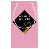 ピンクパーソナライズされたの卒業媒体抱き枕 スモールペーパーバッグ (裏面)