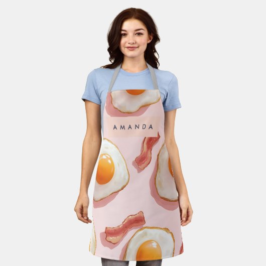 ピンクパーソナライズされたの揚げ卵とベーコン柄 エプロン (着用した状態)