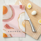 ピンクパーソナライズされたの揚げ卵とベーコン柄 キッチンタオル (四つ折り)