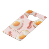 ピンクパーソナライズされたの揚げ卵とベーコン柄 クレジットカード栓抜き (正面アングル)