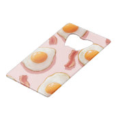 ピンクパーソナライズされたの揚げ卵とベーコン柄 クレジットカード栓抜き (裏面アングル)